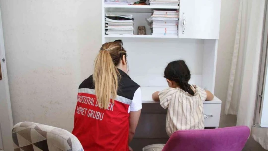 Koruyucu ailelik yaptığı yeğenlerini öz çocuklarından ayırmıyor