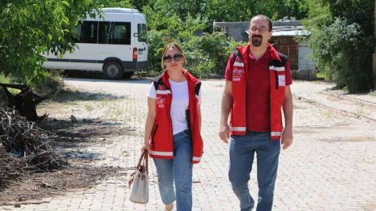 Koruyucu ailelik yaptığı yeğenlerini öz çocuklarından ayırmıyor