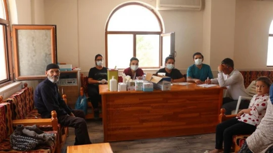 Kovancılar 'da aşı seferberliği, ekipler kapı kapı dolaşıp vatandaşları aşılıyor