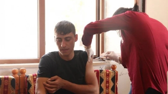 Kovancılar 'da aşı seferberliği, ekipler kapı kapı dolaşıp vatandaşları aşılıyor