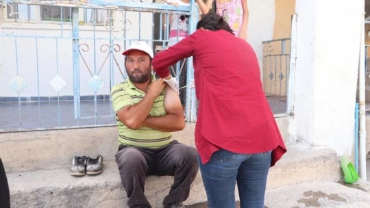 Kovancılar 'da aşı seferberliği, ekipler kapı kapı dolaşıp vatandaşları aşılıyor
