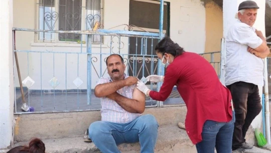 Kovancılar 'da aşı seferberliği, ekipler kapı kapı dolaşıp vatandaşları aşılıyor