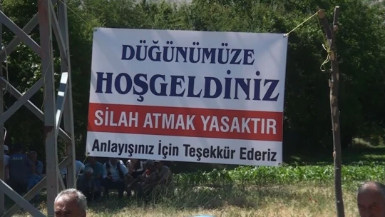 Köy düğününde örnek oluşturacak sıra dışı pankart