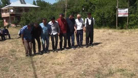 Köy düğününde örnek oluşturacak sıra dışı pankart