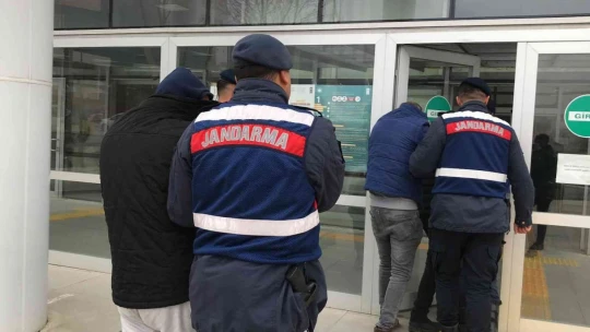 Köy evlerini soyan 3 şüpheli, jandarmanın dikkati sayesine yakayı ele verdi