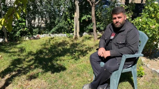 Kuluçkaya yatan horoz civcivlere annelik yapıyor