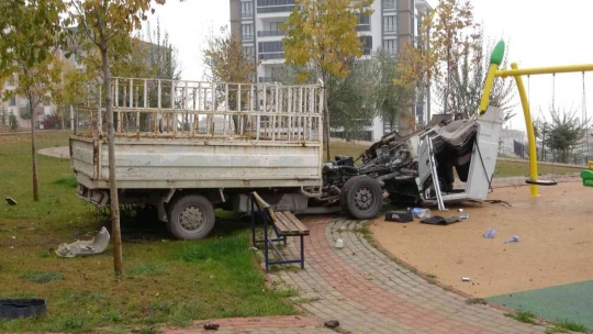 Kupası açılarak oyun parkına dalan kamyonetin sürücüsü hayatını kaybetti