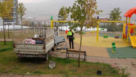 Kupası açılarak oyun parkına dalan kamyonetin sürücüsü hayatını kaybetti