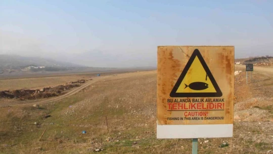 Kuraklığın en net fotoğrafı: 'Suya girmek yasaktır' yazısı var, su yok