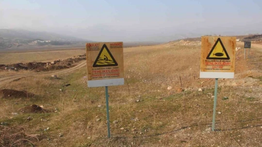 Kuraklığın en net fotoğrafı: 'Suya girmek yasaktır' yazısı var, su yok