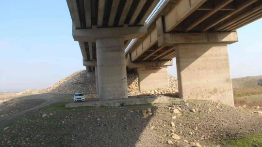 Kuraklığın en net fotoğrafı: 'Suya girmek yasaktır' yazısı var, su yok
