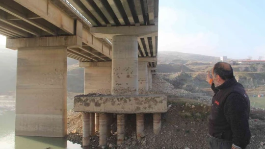 Kuraklığın en net fotoğrafı: 'Suya girmek yasaktır' yazısı var, su yok