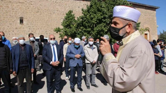 Kuraklığın etkisini gösterdiği Elazığ'da vatandaşlar yağmur duasına çıktı
