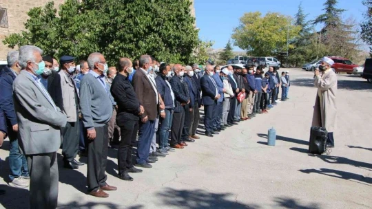 Kuraklığın etkisini gösterdiği Elazığ'da vatandaşlar yağmur duasına çıktı