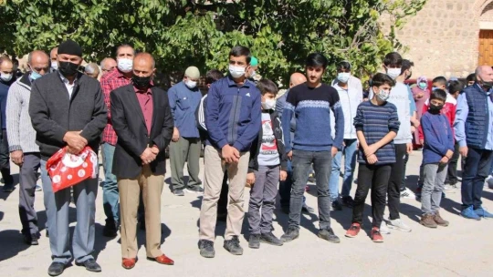 Kuraklığın etkisini gösterdiği Elazığ'da vatandaşlar yağmur duasına çıktı