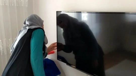 Kurtçuk televizyon ekranının içine yuva yaptı, aile neye uğradığını şaşırdı
