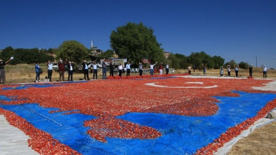 Kurutmalık domateslerle ay yıldızlı Türkiye haritası oluşturuldu