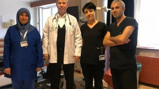 Kusma ve karın ağrısı şikayetiyle doktora giden çocuğun karnından telefon şarj kablosu çıktı