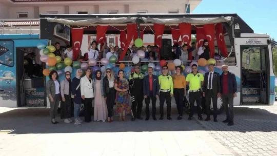 Kütüphanesi olmayan okulların kütüphanesi 'Kitapbüs' olacak