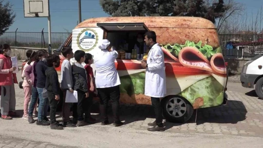 Kütüphanesi olmayan okulların kütüphanesi 'Kitapbüs' olacak