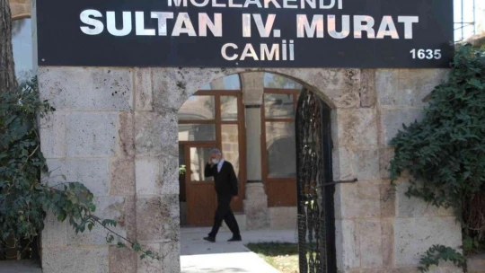 Leyleklerin yuva yapması nedeniyle yenileme çalışmaları ertelenen 386 yıllık caminin restorasyonu tamamlandı