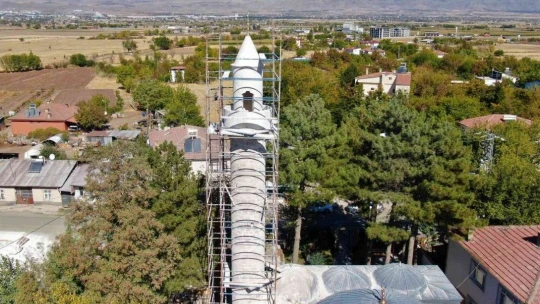 Leyleklerin yuva yapması nedeniyle yenileme çalışmaları ertelenen 386 yıllık caminin restorasyonu tamamlandı