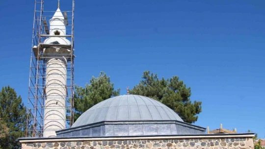 Leyleklerin yuva yapması nedeniyle yenileme çalışmaları ertelenen 386 yıllık caminin restorasyonu tamamlandı