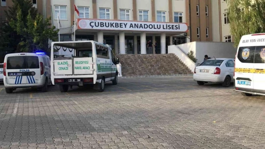 Lisede çalışan hizmetli odasında ölü bulundu
