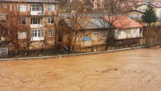 Maden ilçesindeki köprü ulaşıma kapatıldı