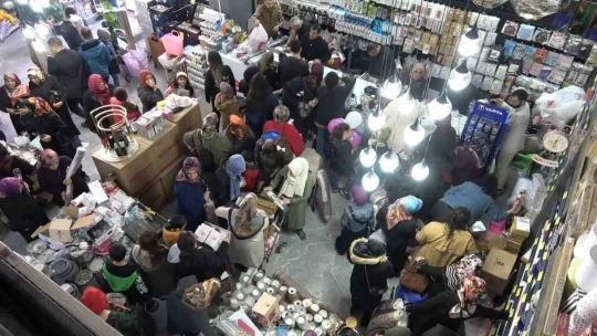 Mağaza açılışında indirimi duyan koştu, izdiham yaşandı