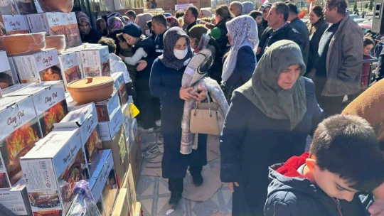 Mağaza açılışında indirimi duyan koştu, izdiham yaşandı