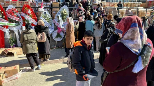 Mağaza açılışında indirimi duyan koştu, izdiham yaşandı