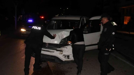 Makas atan sürücü polis aracına çarptı: 2 yaralı