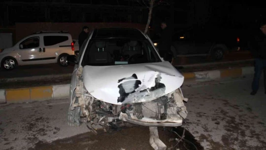 Makas atan sürücü polis aracına çarptı: 2 yaralı