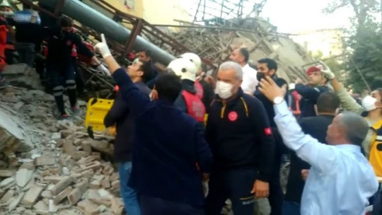 Malatya'da bina çöktü, enkaz altında kalanlar var