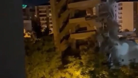 Malatya'da depremde yıkılan ağır hasarlı bina paniğe neden oldu