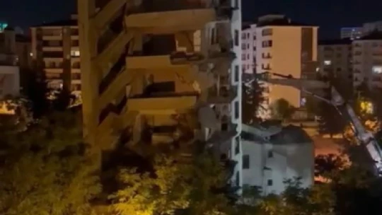 Malatya'da depremde yıkılan ağır hasarlı bina paniğe neden oldu