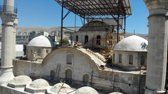 Malatya'da depremlere meydan okuyan tarihi camide restorasyon