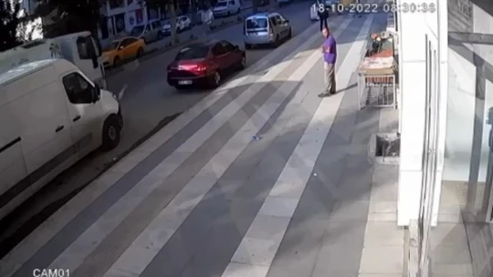 Marketin önünden bir kasa ekmeğin çalındığı anlar güvenlik kamerasına yansıdı