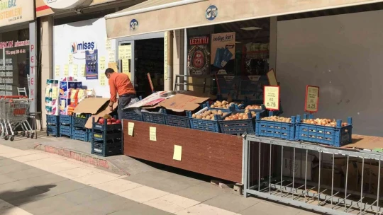 Marketin önünden bir kasa ekmeğin çalındığı anlar güvenlik kamerasına yansıdı
