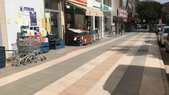Marketin önünden bir kasa ekmeğin çalındığı anlar güvenlik kamerasına yansıdı