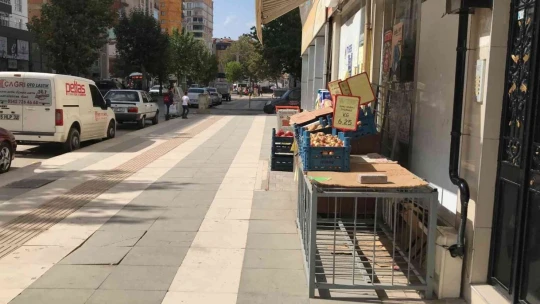 Marketin önünden bir kasa ekmeğin çalındığı anlar güvenlik kamerasına yansıdı