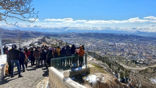 Masa tenisi sporcuları Elazığ'ı gezdi