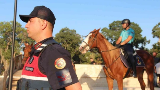 Mehteran takımı ve Atlı Jandarma Timi vatandaşlara Osmanlı dönemini yaşattı