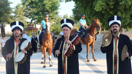 Mehteran takımı ve Atlı Jandarma Timi vatandaşlara Osmanlı dönemini yaşattı