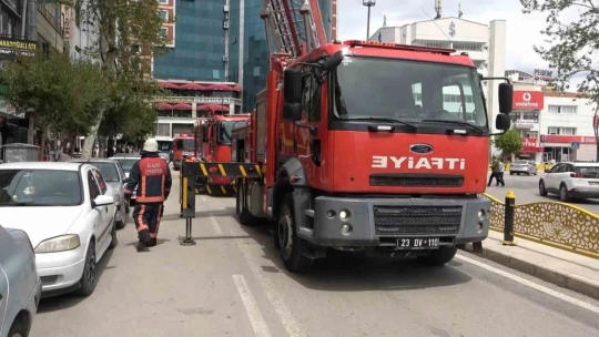 Metruk binanın çatı katında korkutan yangın