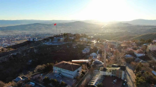 Mevsimler tersine döndü: Batıda kar yağarken Elazığ'da bahar havası yaşanıyor