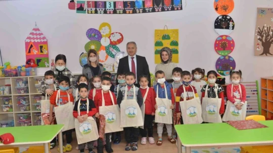 Milli Eğitim Müdürü Gürtürk, öğrencilere masal okudu