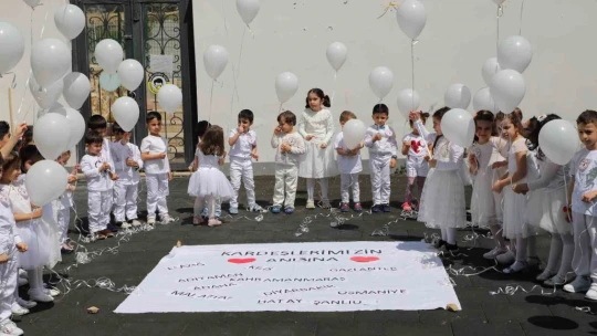 Minik öğrenciler depremde hayatını kaybedenler için gökyüzüne balon bıraktı