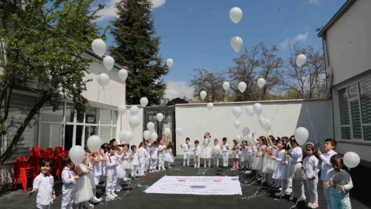 Minik öğrenciler depremde hayatını kaybedenler için gökyüzüne balon bıraktı